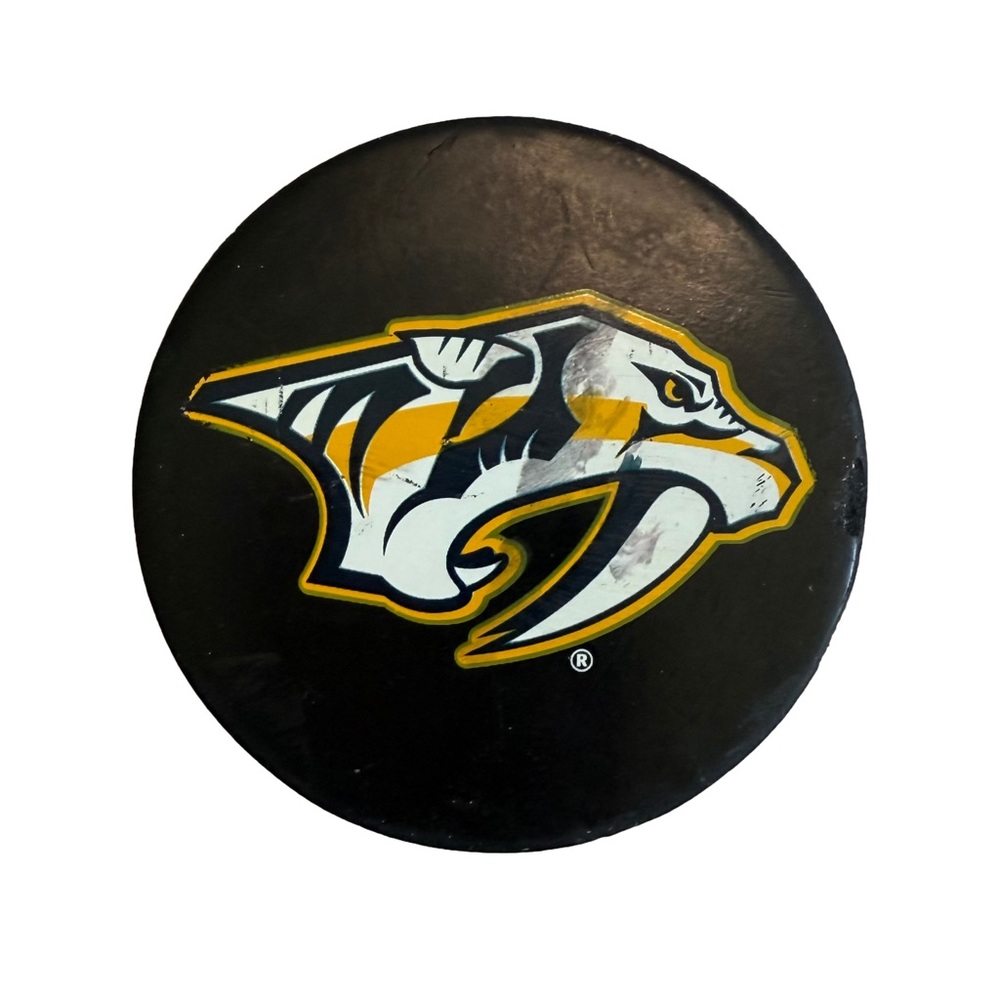 NASHVILLE PREDATORS / NHL BLACK WARM UP PUCK WITH LOGO‎